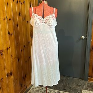 Gorgeous White Full Slip by Vassarette Sz 38 Nylon Perfect